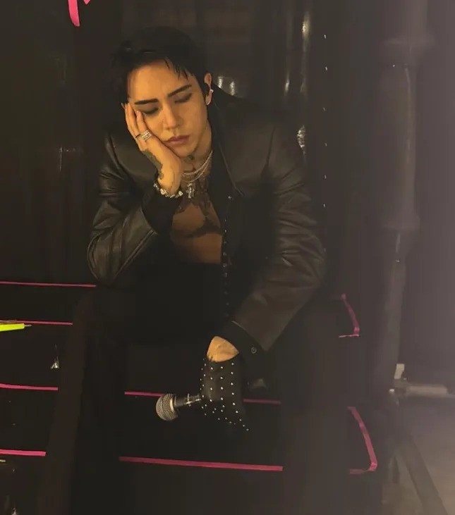 DPR Ian khoe ảnh hậu trường và thưởng thức phở sau concert.