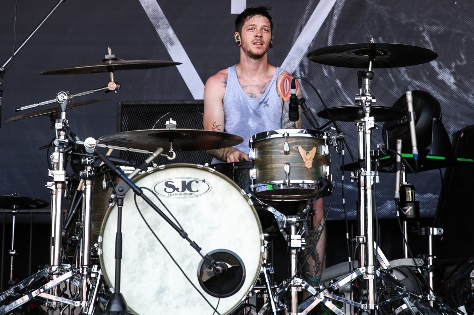 Cựu thành viên ban nhạc nổi tiếng tử vong vì máy bay vướng phải dây điện rồi bốc cháy, lao xuống nhà dân- Ảnh 1.