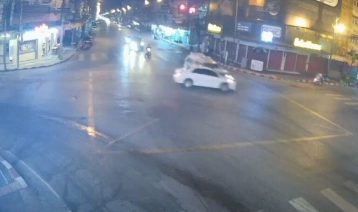 Chiếc ô tô lao vào nhà hàng, làm bị thương 14 người, tài xế xuống xe khiến ai cũng sững sờ- Ảnh 1. Chiếc ô tô lao vào nhà hàng, làm bị thương 14 người, tài xế xuống xe khiến ai cũng sững sờ- Ảnh 1.