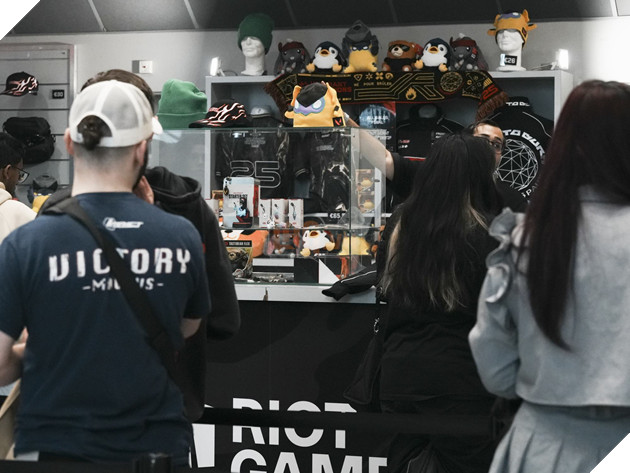 VALORANT Champions 2025: Bau Khong Khi Cuong Nhiet Cua Ngay Thi Dau Mo Man 11 VALORANT Champions 2025: Bầu Không Khí Cuồng Nhiệt Của Ngày Thi Đấu Mở Màn 11