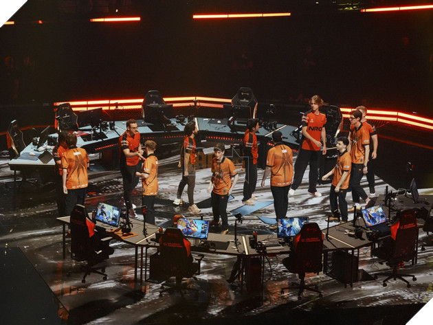 VALORANT Champions 2025: Bau Khong Khi Cuong Nhiet Cua Ngay Thi Dau Mo Man 15 VALORANT Champions 2025: Bầu Không Khí Cuồng Nhiệt Của Ngày Thi Đấu Mở Màn 15