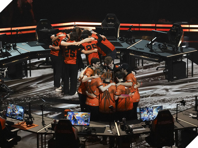 VALORANT Champions 2025: Bau Khong Khi Cuong Nhiet Cua Ngay Thi Dau Mo Man 16 VALORANT Champions 2025: Bầu Không Khí Cuồng Nhiệt Của Ngày Thi Đấu Mở Màn 16