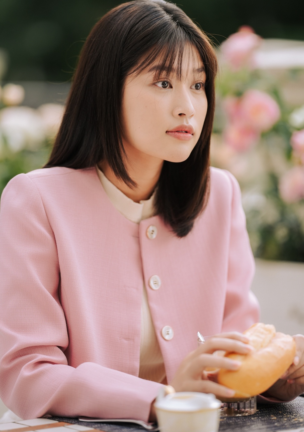 Phim Tết gây tranh cãi vì kết thúc, xem đến cuối khán giả vẫn không biết nữ chính Hoa hậu yêu ai- Ảnh 2. Phim Tết gây tranh cãi vì kết thúc, xem đến cuối khán giả vẫn không biết nữ chính Hoa hậu yêu ai- Ảnh 2.