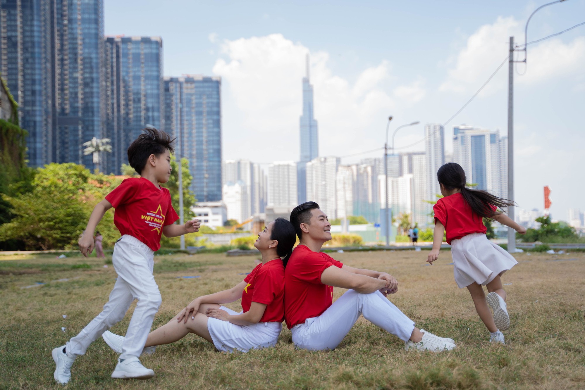 Con trai nhí của NSƯT Quốc Cơ – MC Hồng Phượng biểu diễn xiếc cùng bố trong bộ ảnh ý nghĩa kỷ niệm 30/4- Ảnh 8. Con trai nhí của NSƯT Quốc Cơ – MC Hồng Phượng biểu diễn xiếc cùng bố trong bộ ảnh ý nghĩa kỷ niệm 30/4- Ảnh 8.