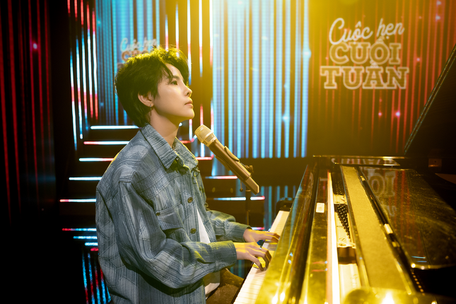 Vũ Cát Tường thể hiện bản hit Yêu xa, Mơ, Từng là... tại sân khấu chương trình Cuộc hẹn cuối tuần.