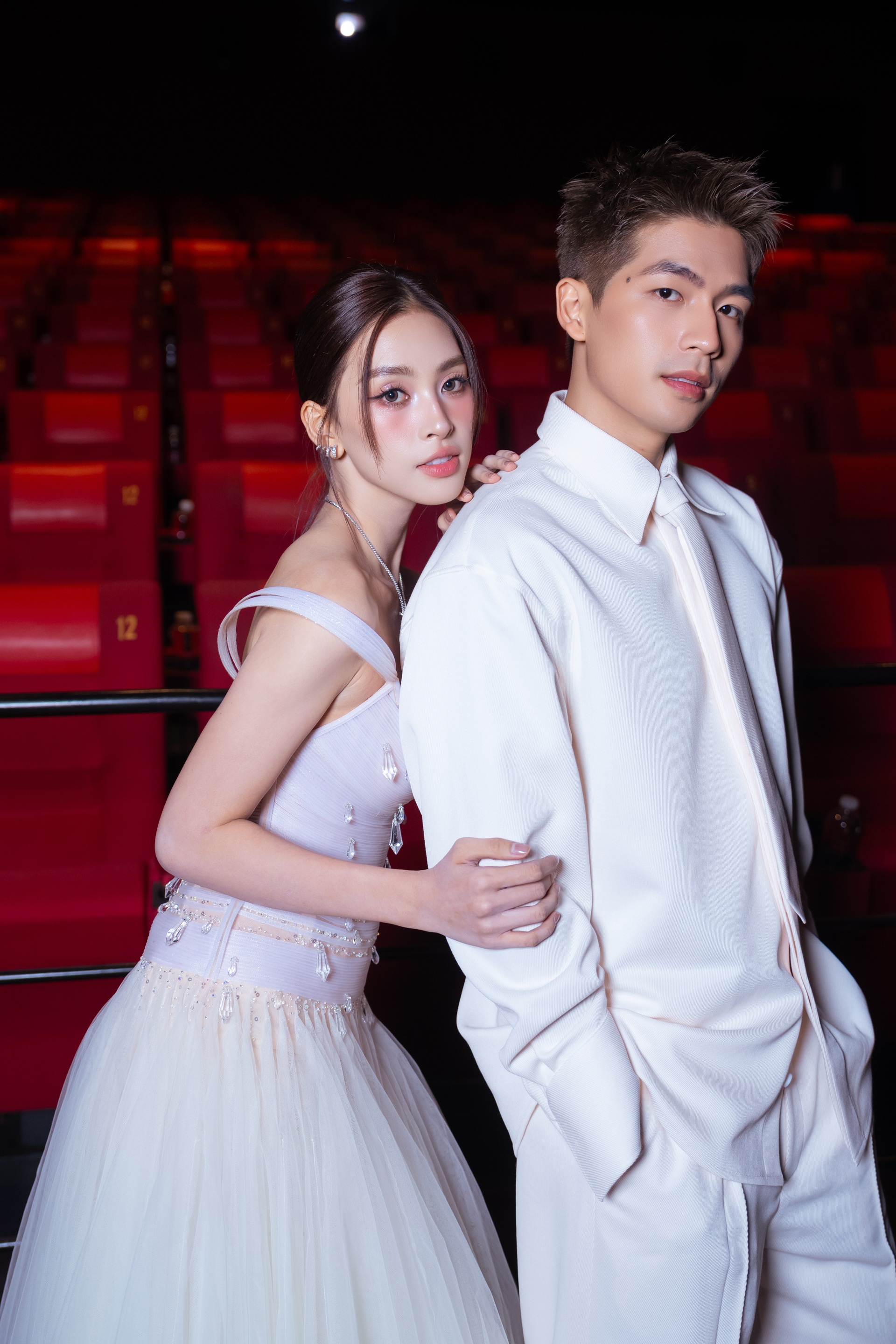 Mỹ nam Vbiz đưa đẩy lộ liễu với Á hậu Sen Vàng, phim giả tình thật hay chiêu trò PR?- Ảnh 6.