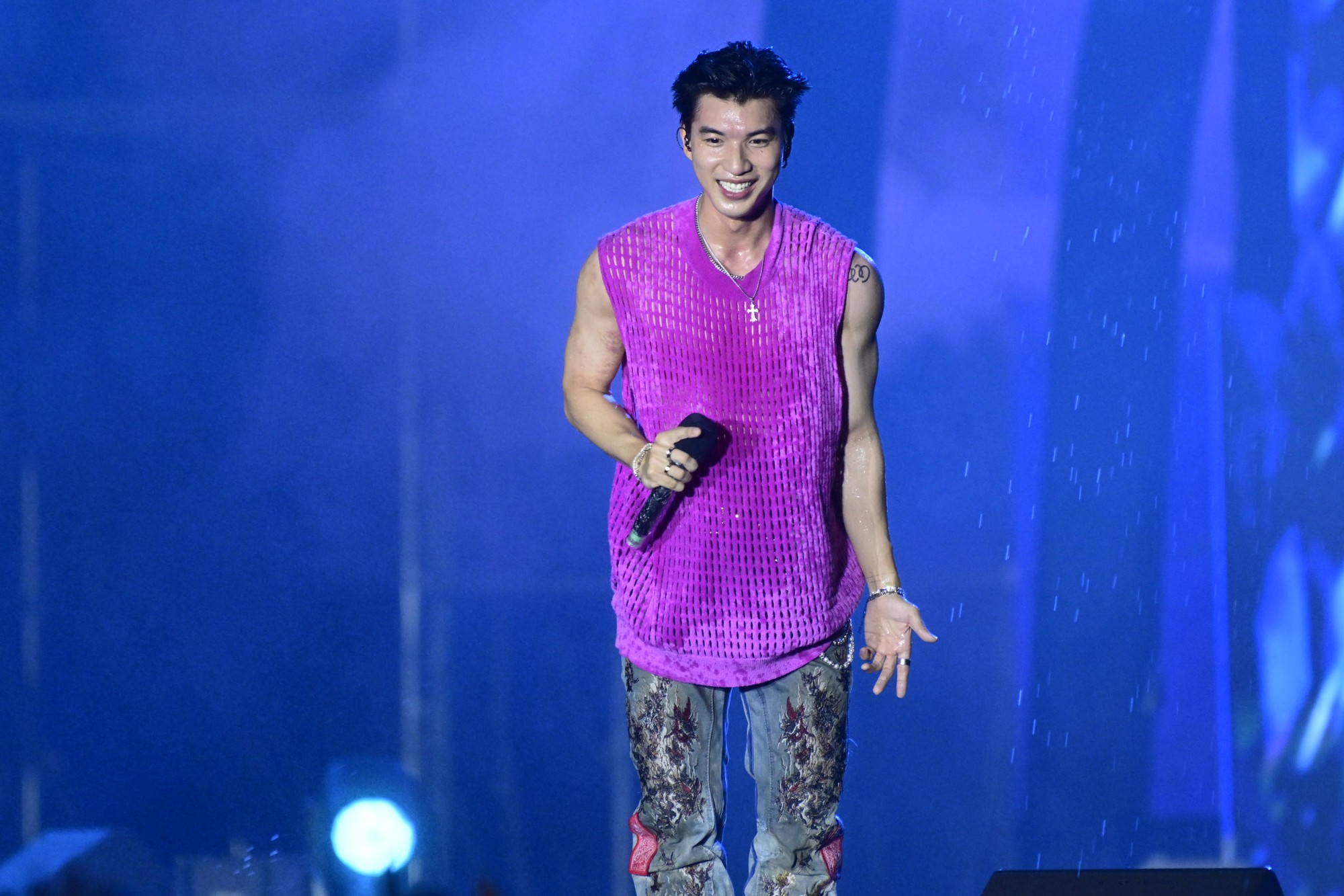 HIEUTHUHAI lộ cả bắp tay bầm tím sau 4 tháng