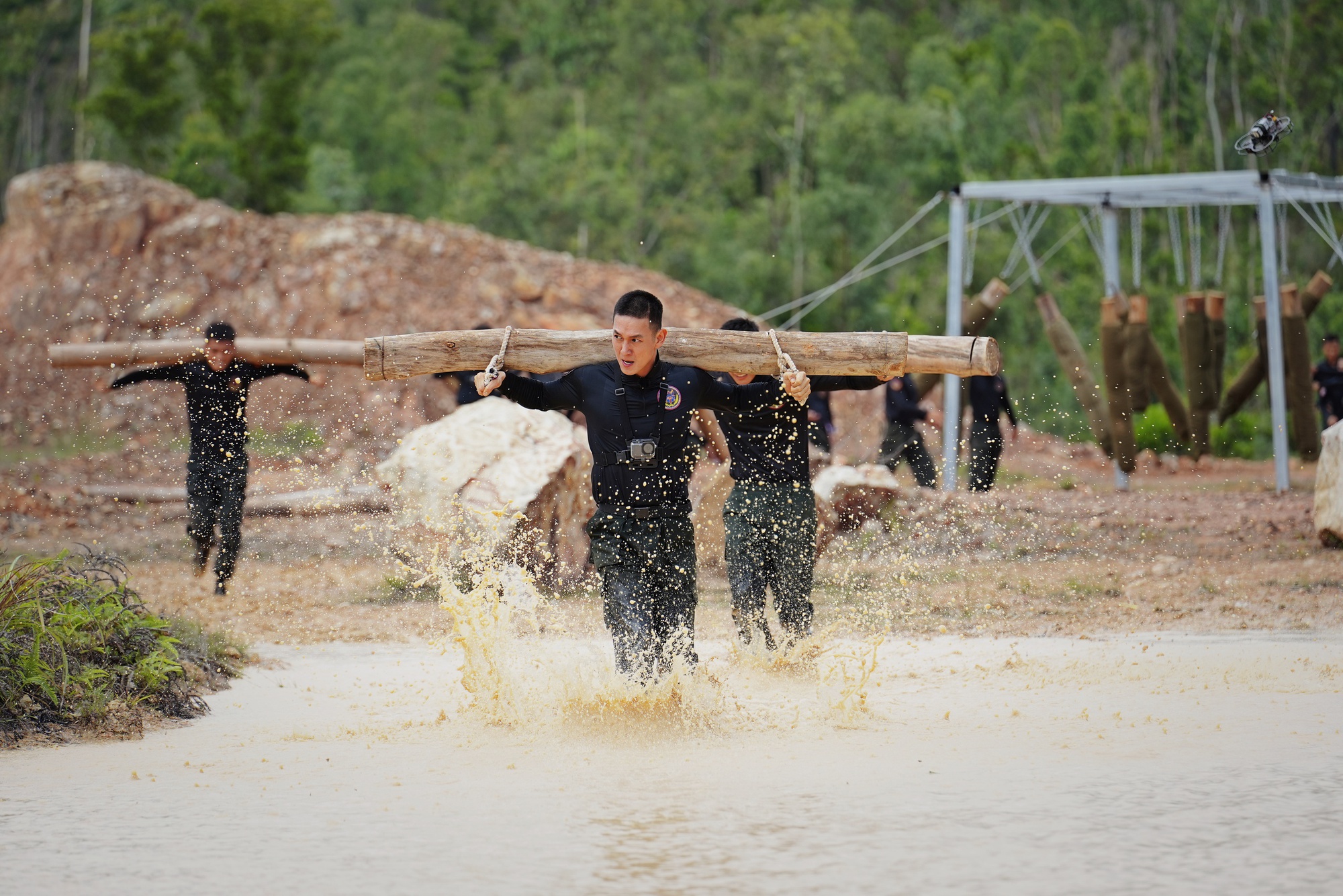 Tập 7 Chiến sĩ quả cảm: Liên Bỉnh Phát rời chương trình vì chấn thương nặng, Binz sốc khi chứng kiến 1 cảnh tượng!- Ảnh 9. Tập 7 Chiến sĩ quả cảm: Liên Bỉnh Phát rời chương trình vì chấn thương nặng, Binz sốc khi chứng kiến 1 cảnh tượng!- Ảnh 9.