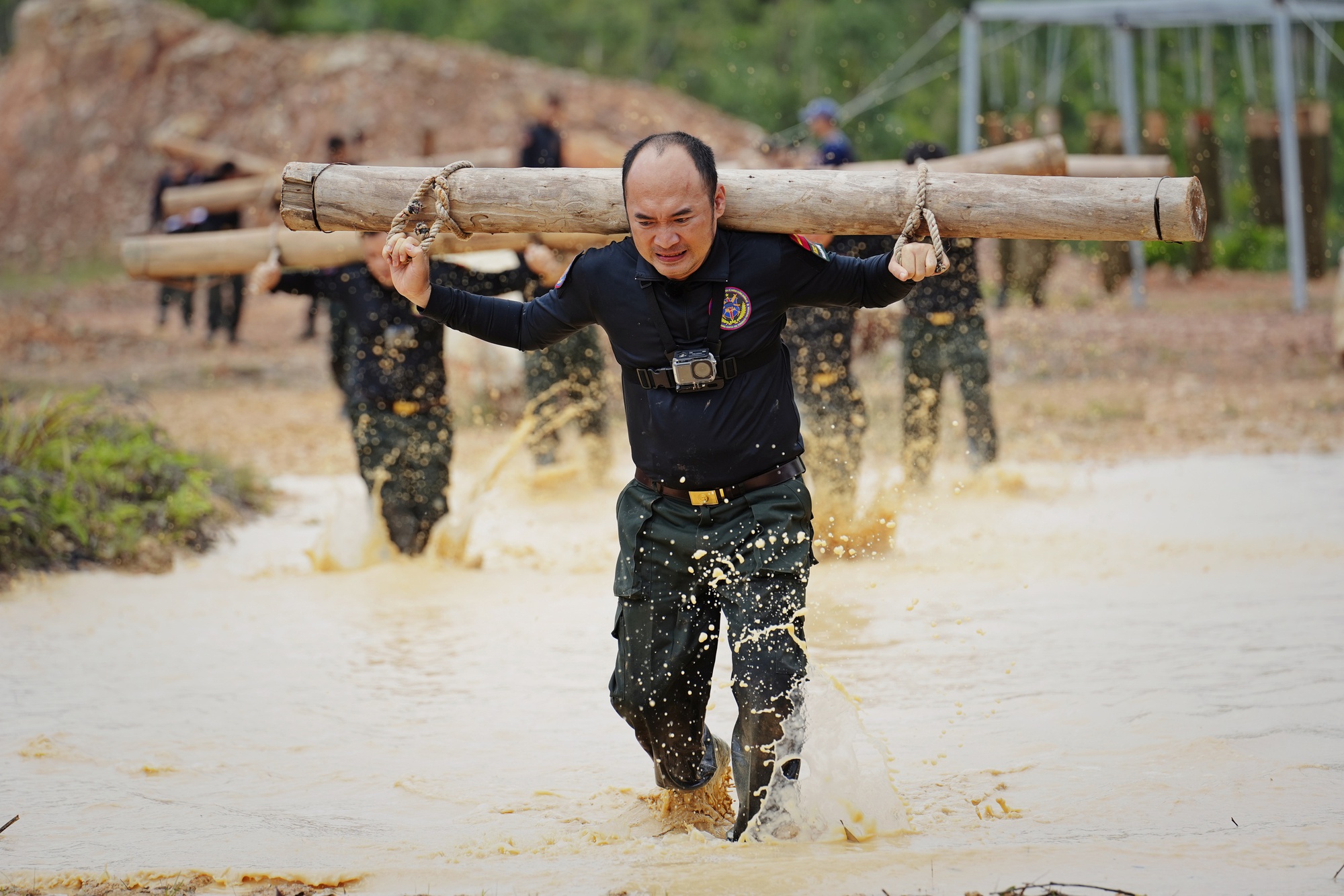 Tập 7 Chiến sĩ quả cảm: Liên Bỉnh Phát rời chương trình vì chấn thương nặng, Binz sốc khi chứng kiến 1 cảnh tượng!- Ảnh 8. Tập 7 Chiến sĩ quả cảm: Liên Bỉnh Phát rời chương trình vì chấn thương nặng, Binz sốc khi chứng kiến 1 cảnh tượng!- Ảnh 8.