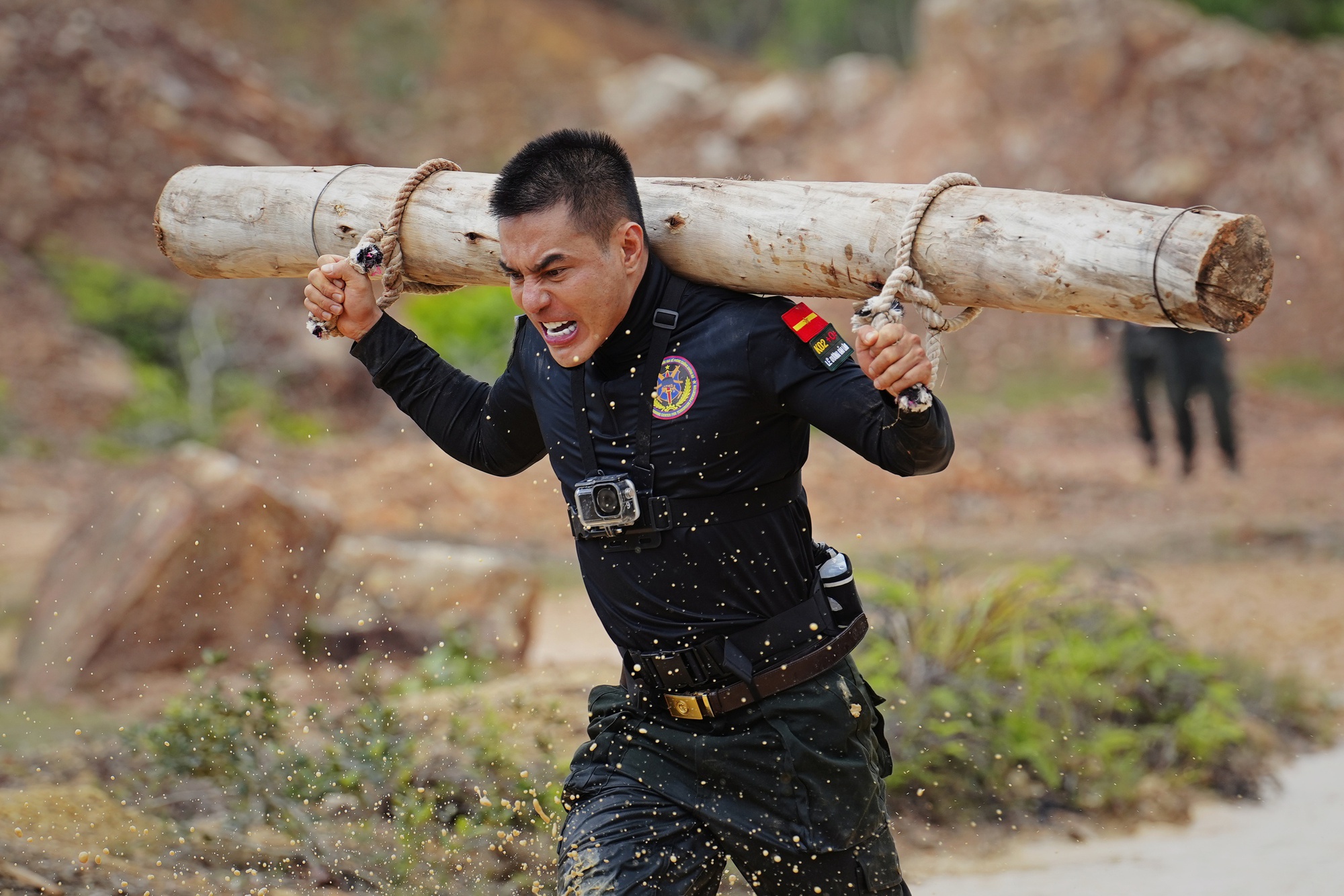 Tập 7 Chiến sĩ quả cảm: Liên Bỉnh Phát rời chương trình vì chấn thương nặng, Binz sốc khi chứng kiến 1 cảnh tượng!- Ảnh 11. Tập 7 Chiến sĩ quả cảm: Liên Bỉnh Phát rời chương trình vì chấn thương nặng, Binz sốc khi chứng kiến 1 cảnh tượng!- Ảnh 11.
