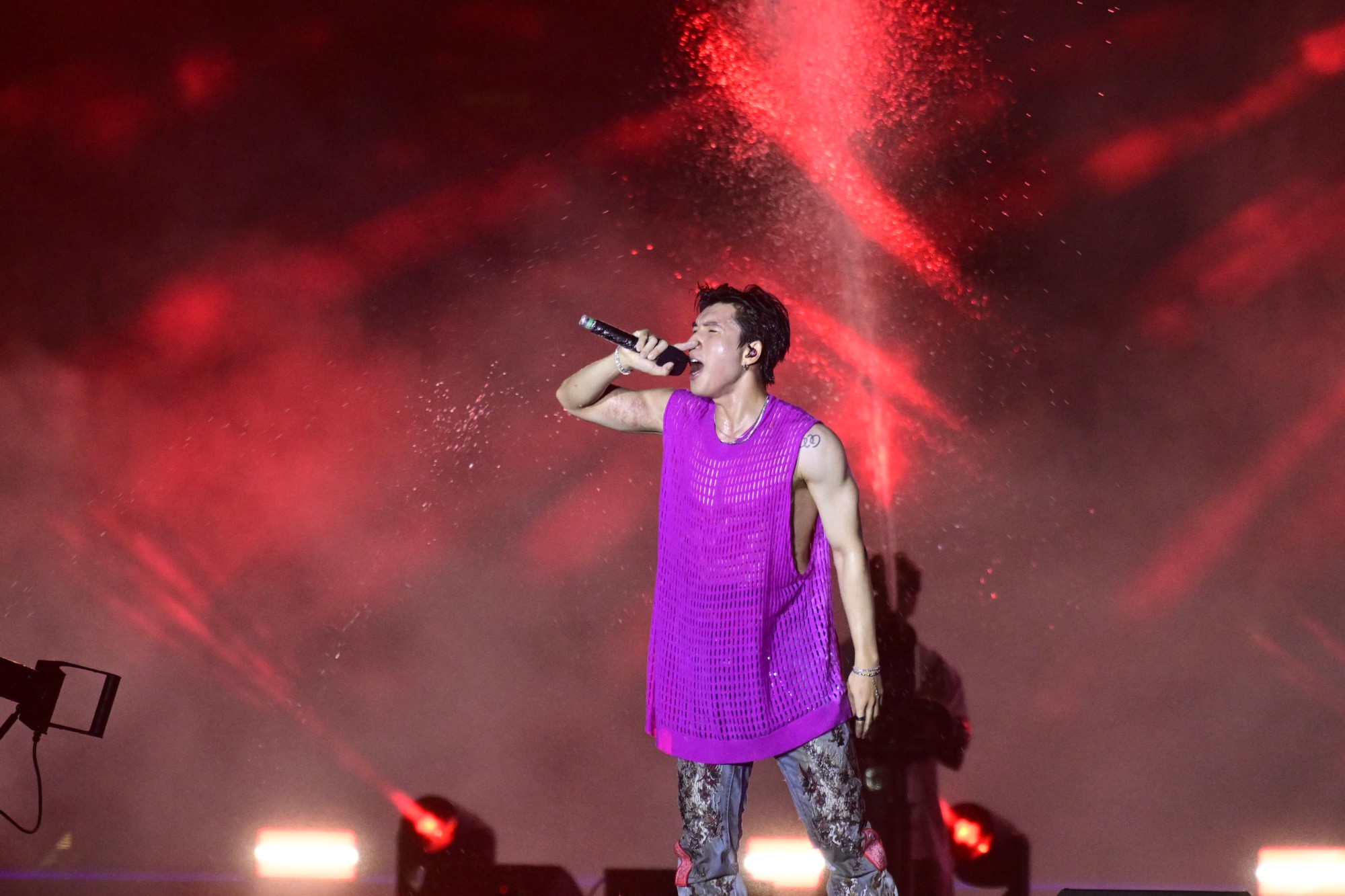 HIEUTHUHAI lộ cả bắp tay bầm tím sau 4 tháng