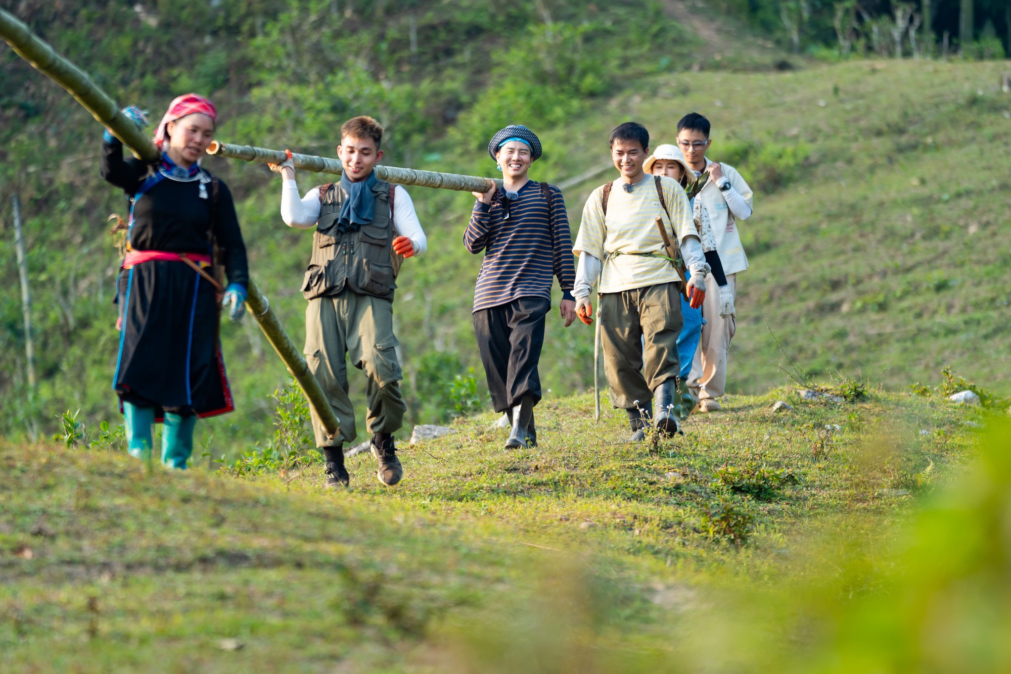 Jun Phạm vào trạm xá giữa đêm- Ảnh 2.