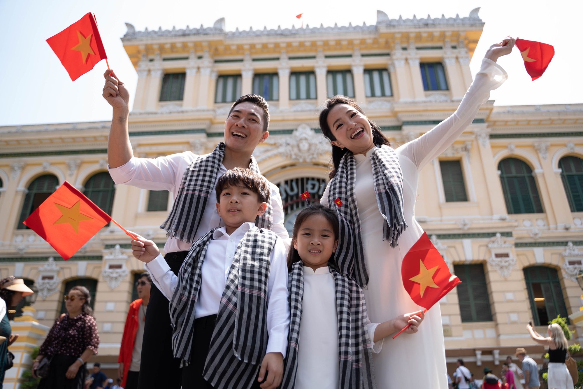 Con trai nhí của NSƯT Quốc Cơ – MC Hồng Phượng biểu diễn xiếc cùng bố trong bộ ảnh ý nghĩa kỷ niệm 30/4- Ảnh 1. Con trai nhí của NSƯT Quốc Cơ – MC Hồng Phượng biểu diễn xiếc cùng bố trong bộ ảnh ý nghĩa kỷ niệm 30/4- Ảnh 1.