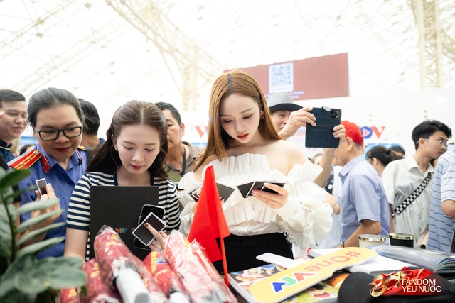 Dàn sao Việt tại Triển lãm Thành tựu đất nước: Phương Oanh - Shark Bình sánh đôi, 1 sao nữ 42 tuổi đang hot khoe visual quá xinh!- Ảnh 12. Dàn sao Việt tại Triển lãm Thành tựu đất nước: Phương Oanh - Shark Bình sánh đôi, 1 sao nữ 42 tuổi đang hot khoe visual quá xinh!- Ảnh 12.