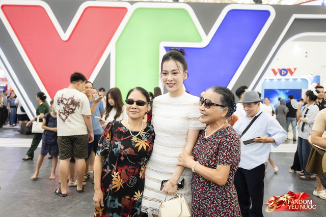 Dàn sao Việt tại Triển lãm Thành tựu đất nước: Phương Oanh - Shark Bình sánh đôi, 1 sao nữ 42 tuổi đang hot khoe visual quá xinh!- Ảnh 3. Dàn sao Việt tại Triển lãm Thành tựu đất nước: Phương Oanh - Shark Bình sánh đôi, 1 sao nữ 42 tuổi đang hot khoe visual quá xinh!- Ảnh 3.