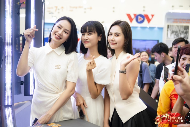 Dàn sao Việt tại Triển lãm Thành tựu đất nước: Phương Oanh - Shark Bình sánh đôi, 1 sao nữ 42 tuổi đang hot khoe visual quá xinh!- Ảnh 5. Dàn sao Việt tại Triển lãm Thành tựu đất nước: Phương Oanh - Shark Bình sánh đôi, 1 sao nữ 42 tuổi đang hot khoe visual quá xinh!- Ảnh 5.