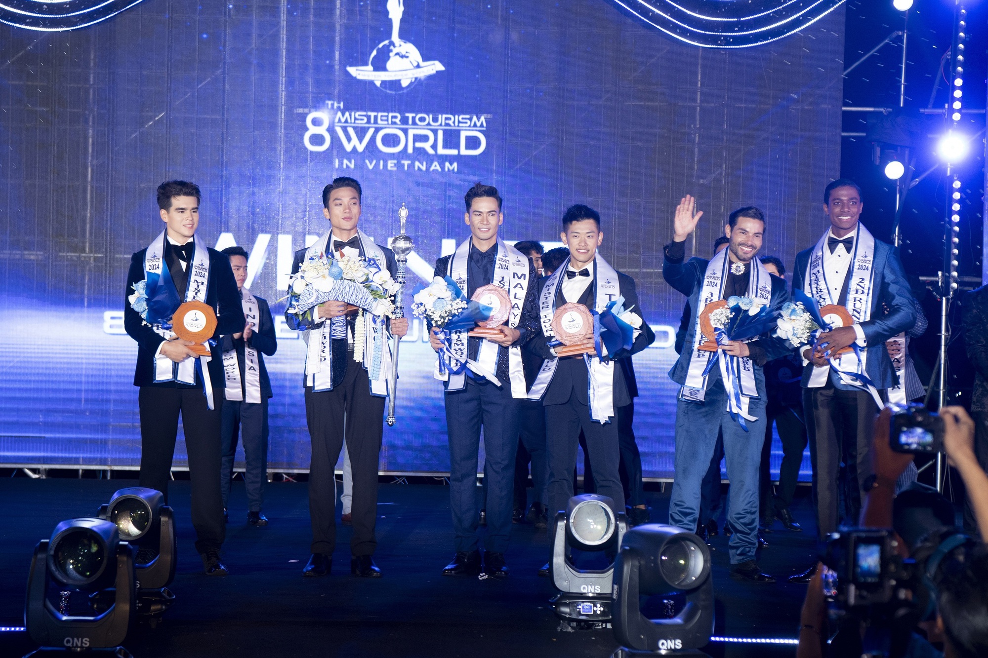 Cuộc thi nam vương hài hước như cái chợ- Ảnh 2.