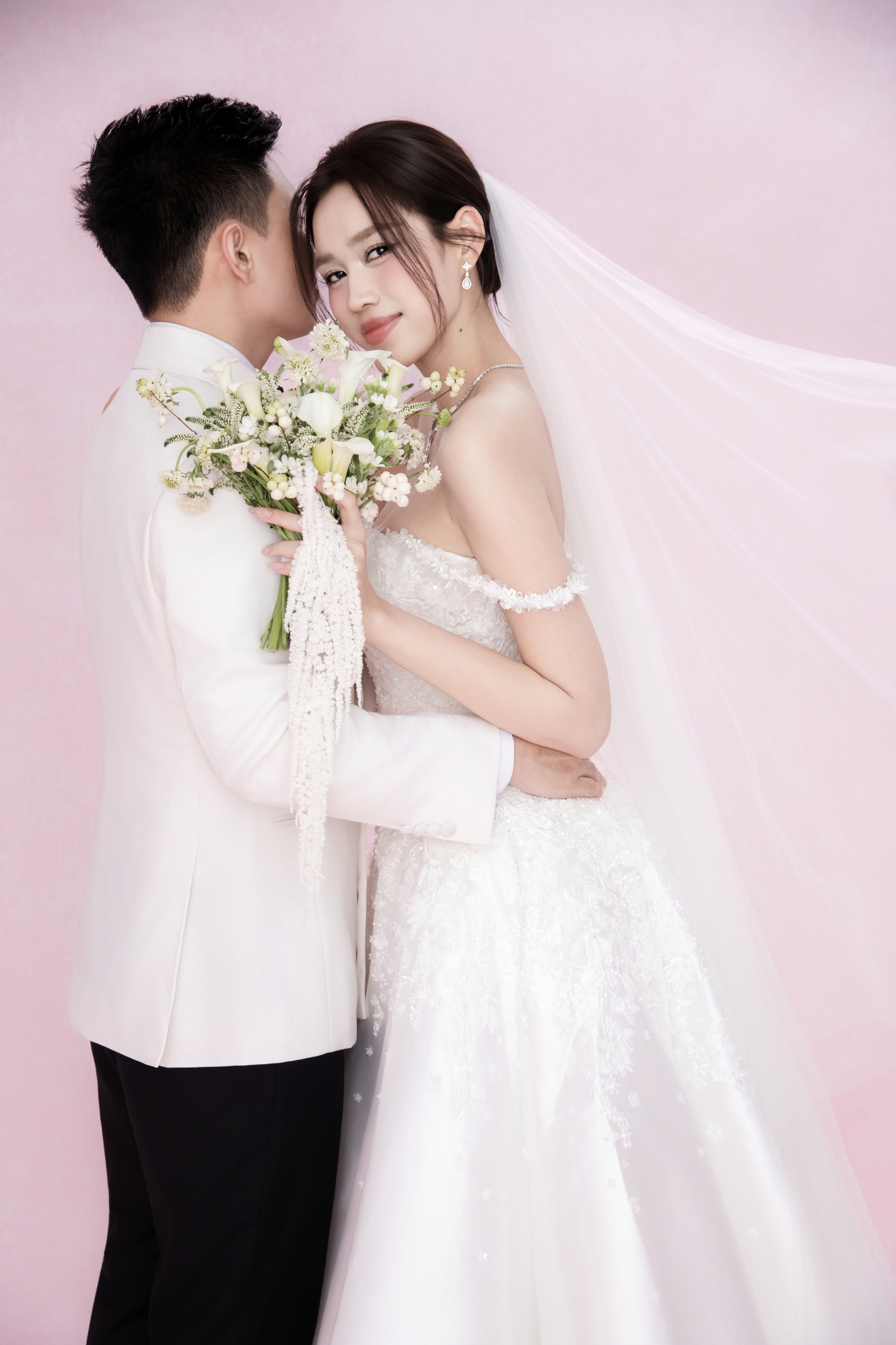 1 ngày trước đám cưới Đỗ Hà và thiếu gia: Lộ full 4 bộ ảnh cưới