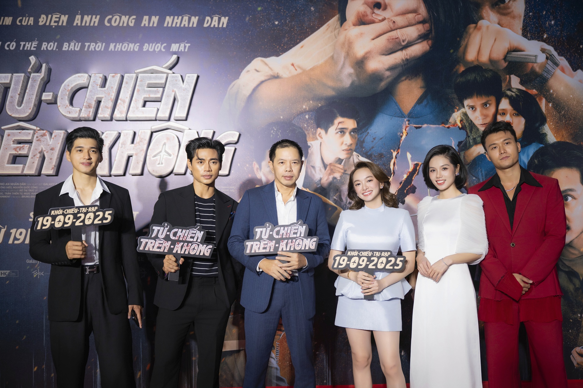 Phó ban chỉ đạo sản xuất Mưa Đỏ - đại tá Thu Dung: Tử Chiến Trên Không cũng sẽ là một bom tấn- Ảnh 1. Phó ban chỉ đạo sản xuất Mưa Đỏ - đại tá Thu Dung: Tử Chiến Trên Không cũng sẽ là một bom tấn- Ảnh 1.