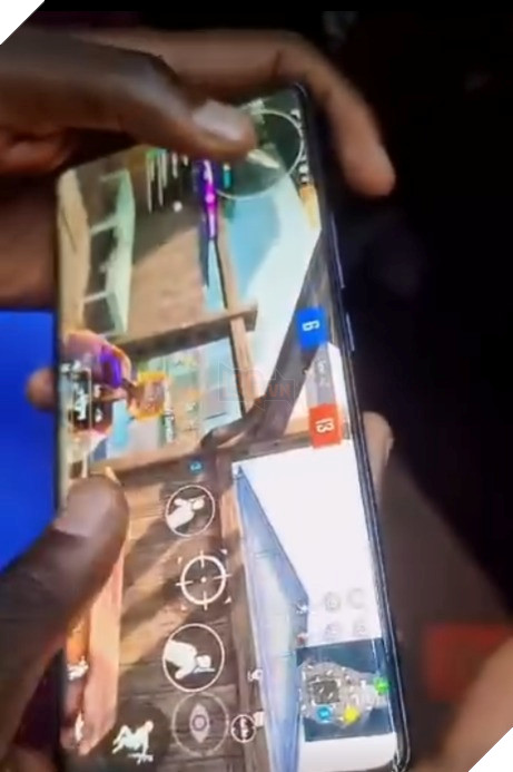 Cu dan mang hoang hot truoc mot game thu van choi game du dien thoai dang boc chay Cư dân mạng hoảng hốt trước một game thủ vẫn chơi game dù điện thoại đang bốc cháy