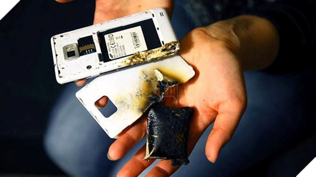 Cu dan mang hoang hot truoc mot game thu van choi game du dien thoai dang boc chay 3 Cư dân mạng hoảng hốt trước một game thủ vẫn chơi game dù điện thoại đang bốc cháy