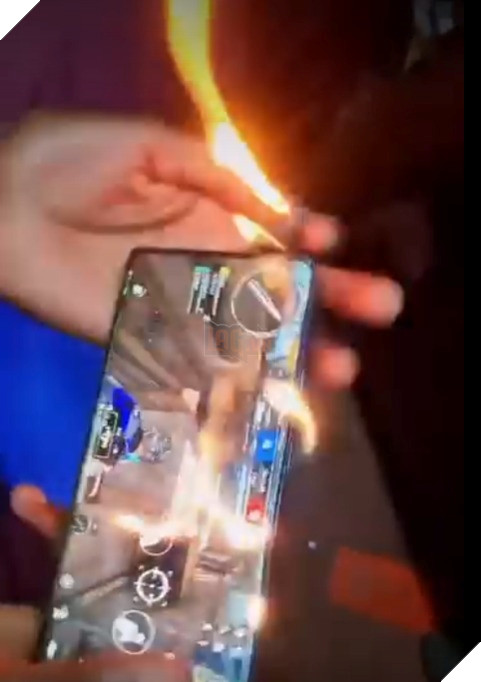 Cu dan mang hoang hot truoc mot game thu van choi game du dien thoai dang boc chay 2 Cư dân mạng hoảng hốt trước một game thủ vẫn chơi game dù điện thoại đang bốc cháy