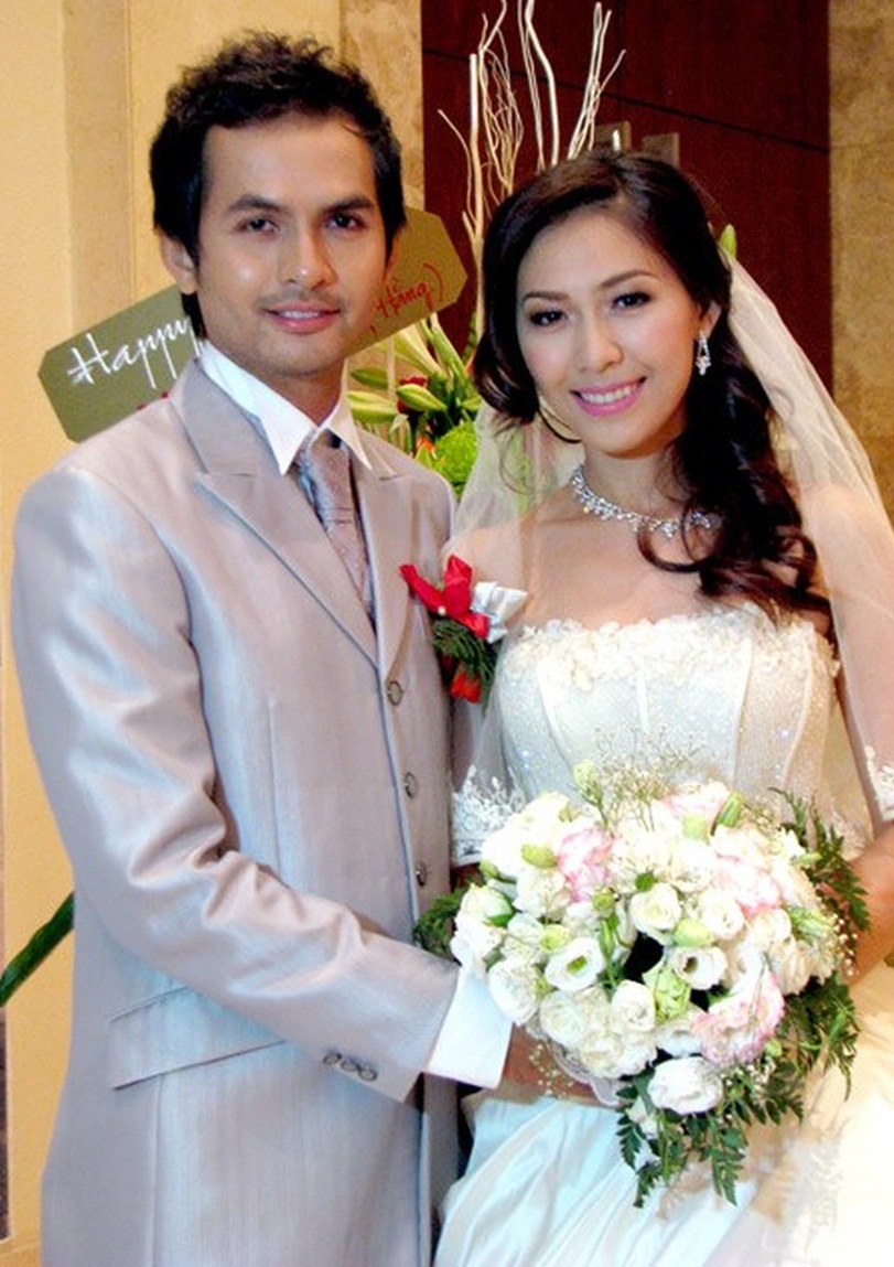 Vợ Đức Tiến đứng trước bàn thờ chồng, uất ức vì bị nói cắm sừng chồng, lấy chồng mới- Ảnh 2. Vợ Đức Tiến đứng trước bàn thờ chồng, uất ức vì bị nói cắm sừng chồng, lấy chồng mới- Ảnh 2.