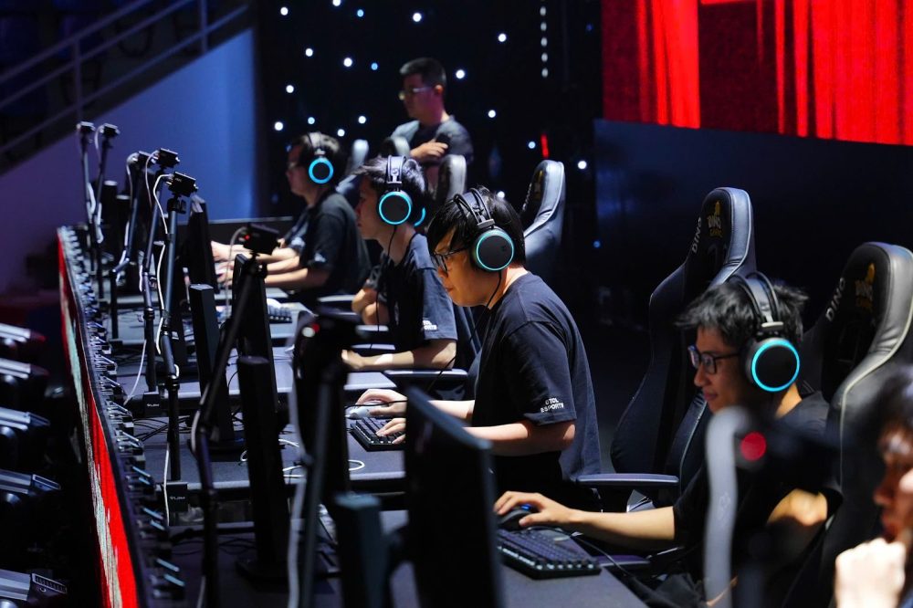 VĐV Bùi Tuấn Kiên vô địch mùa đầu tiên của giải Vô địch Quốc gia ĐTCL Việt Nam- Ảnh 1.