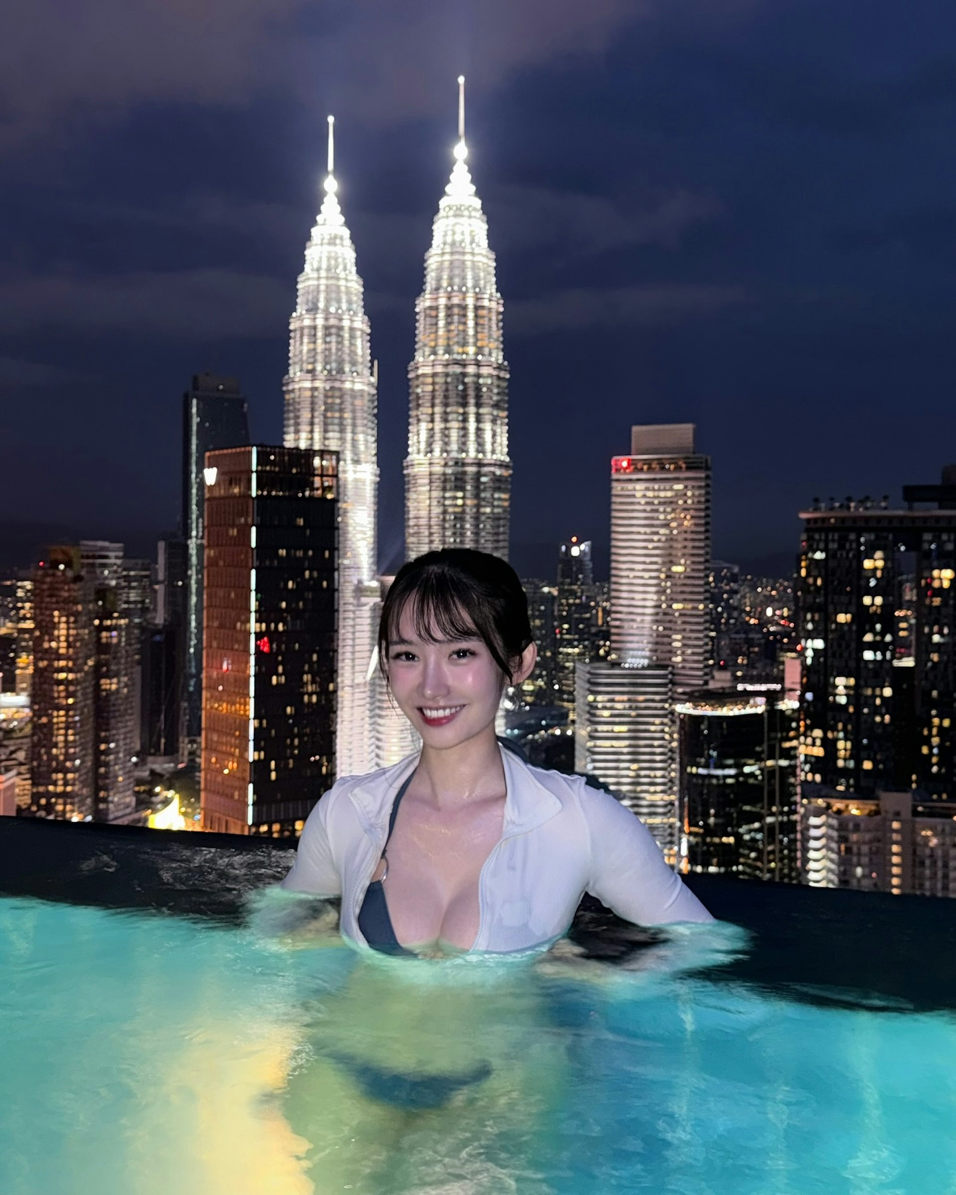 Dụi mắt ngắm nhan sắc hiện tại của cô