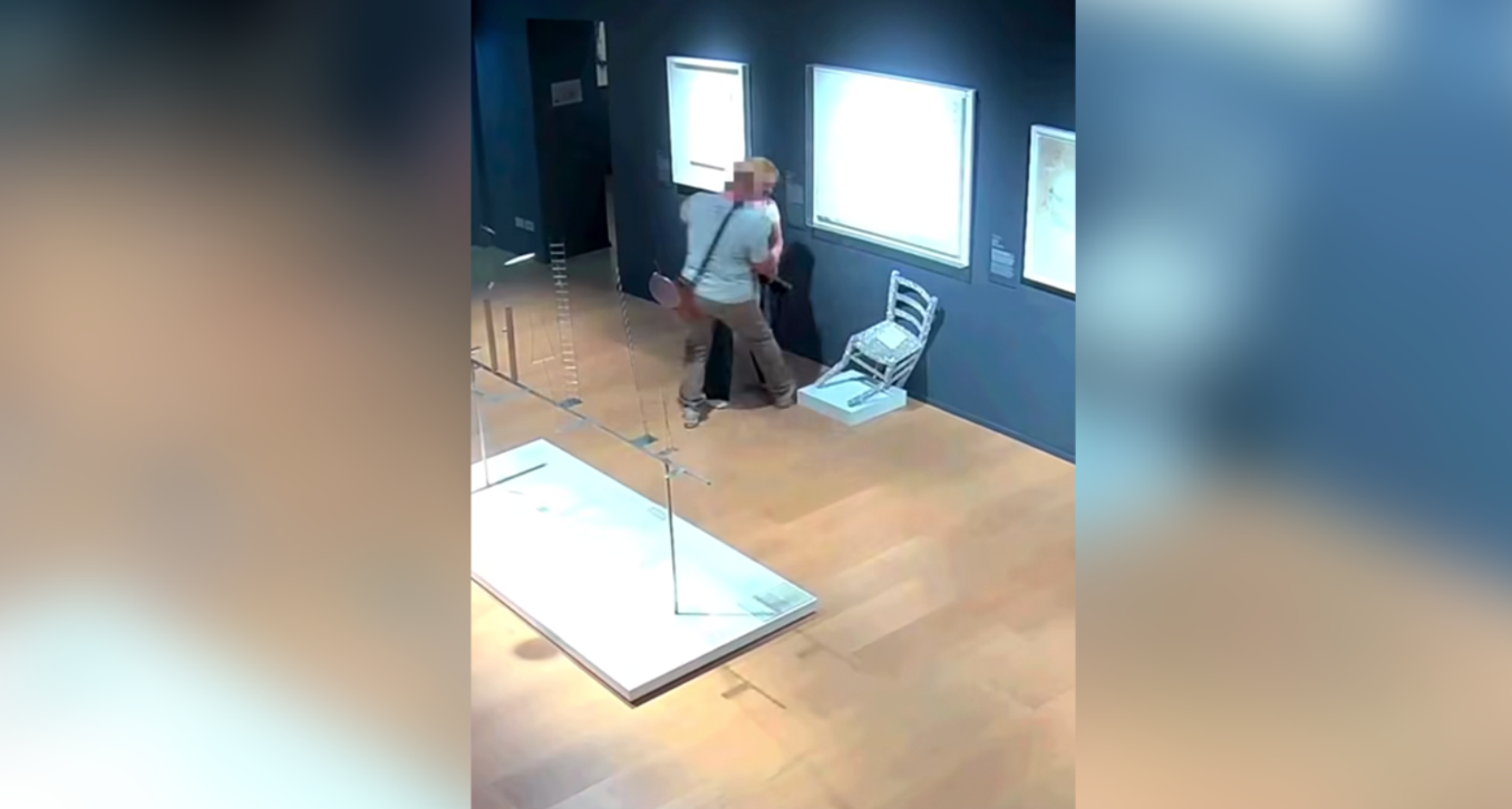 Truy tìm cặp đôi làm gãy ghế Van Gogh pha lê trong bảo tàng rồi bỏ trốn- Ảnh 2. Truy tìm cặp đôi làm gãy ghế Van Gogh pha lê trong bảo tàng rồi bỏ trốn- Ảnh 2.