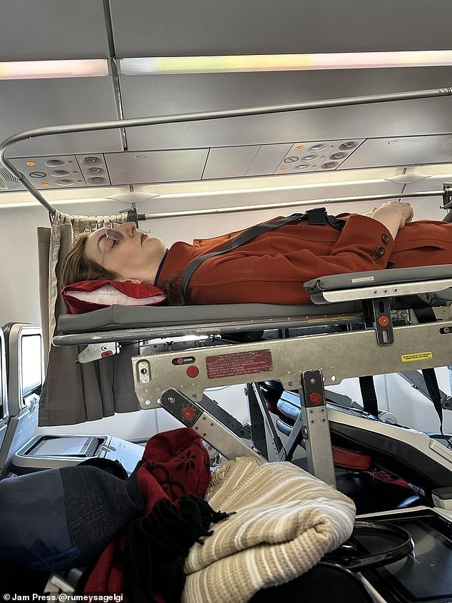 Người phụ nữ cao nhất thế giới phải mua 6 vé mỗi lần đi máy bay- Ảnh 5.