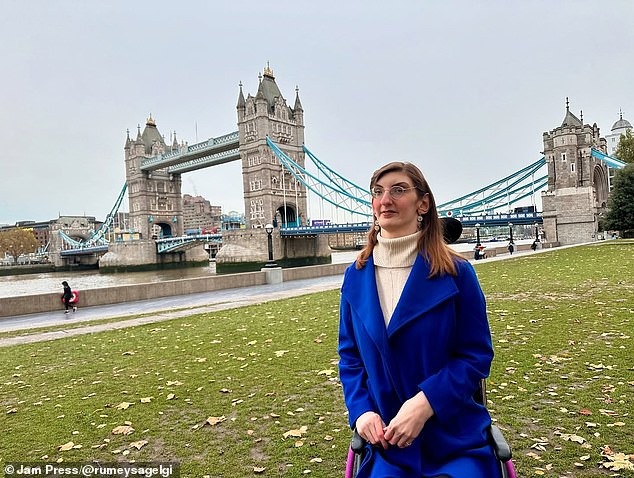 Người phụ nữ cao nhất thế giới phải mua 6 vé mỗi lần đi máy bay- Ảnh 6.