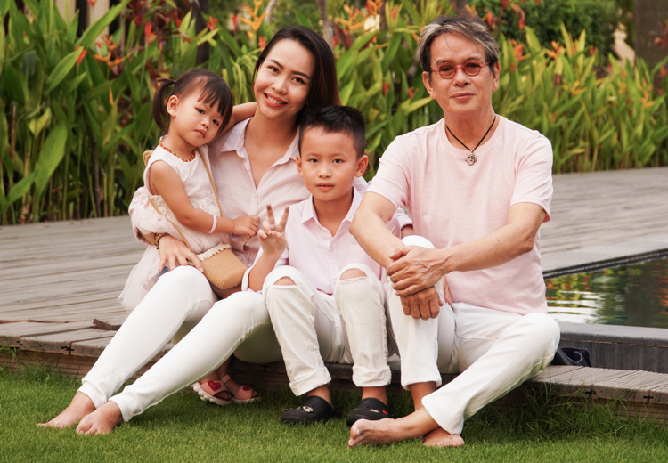 Sao nam Việt lấy vợ trẻ kém 44 tuổi: U70 lên chức bố, cứ 3 rưỡi sáng phải thức dậy làm một việc- Ảnh 3. Sao nam Việt lấy vợ trẻ kém 44 tuổi: U70 lên chức bố, cứ 3 rưỡi sáng phải thức dậy làm một việc- Ảnh 3.