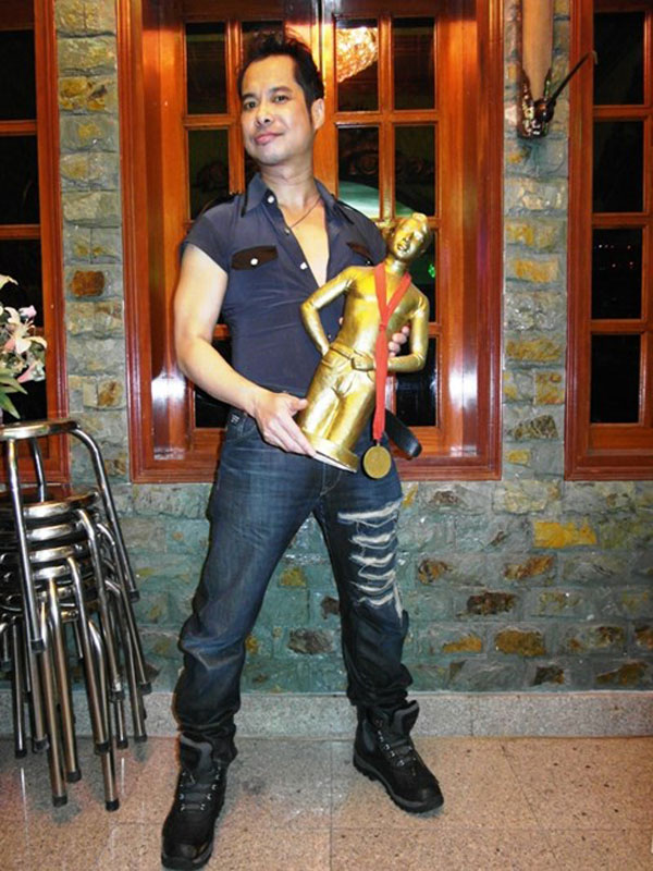 "Ông hoàng nhạc sến" Vbiz: Bỏ 1 triệu đô mua bảo hiểm trinh tiết, đúc tượng chính mình từ 1.000 cây vàng duc tuong 100kg vang 1503457155610 17599473767711174829672 1759975378965 17599753791711518686992