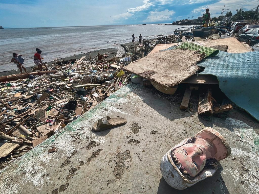 Kalmaegi - cơn bão chết chóc nhất 2025 đổ bộ 8 lần: Tang thương hằn in trên những khuôn mặt người thân nhận thi thể- Ảnh 4.