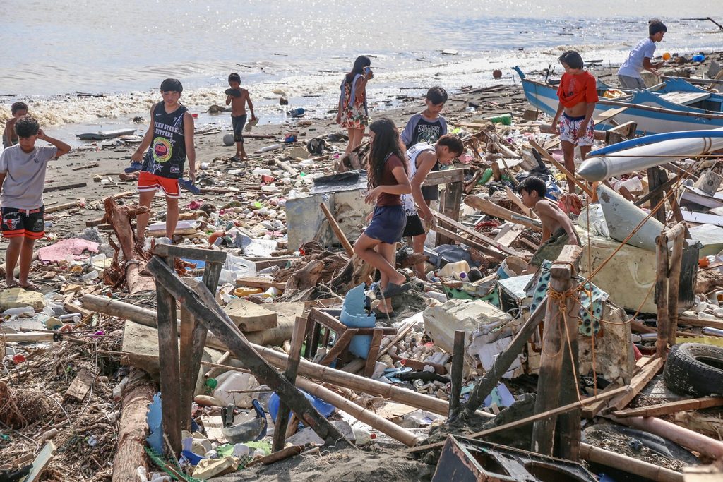 Kalmaegi - cơn bão chết chóc nhất 2025 đổ bộ 8 lần: Tang thương hằn in trên những khuôn mặt người thân nhận thi thể- Ảnh 3.