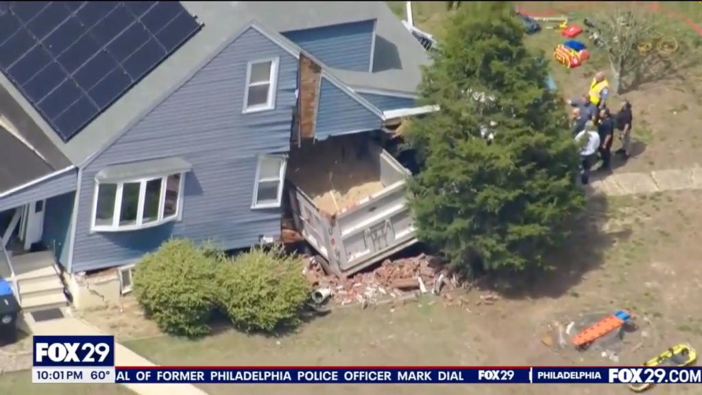 Camera hành trình quay lại khoảnh khắc sốc: Xe ben lao thẳng vào nhà dân với tốc độ 80km/h- Ảnh 1.