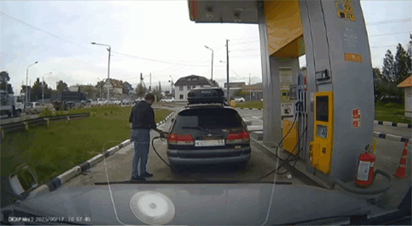 Dùng bật lửa khi đang đổ xăng, người đàn ông nhận ngay 'kết đắng' - 1