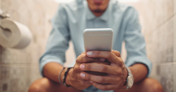 13cm ruột rơi ra ngoài do thói quen ôm điện thoại ngồi toilet 2 tiếng 30 13cm ruột rơi ra ngoài do thói quen ôm điện thoại ngồi toilet 2 tiếng dung dien thoai trong toilet 22114056 1750726090080 17507260904572015957368 0 0 432 691 crop 17507262130861658892350jpg