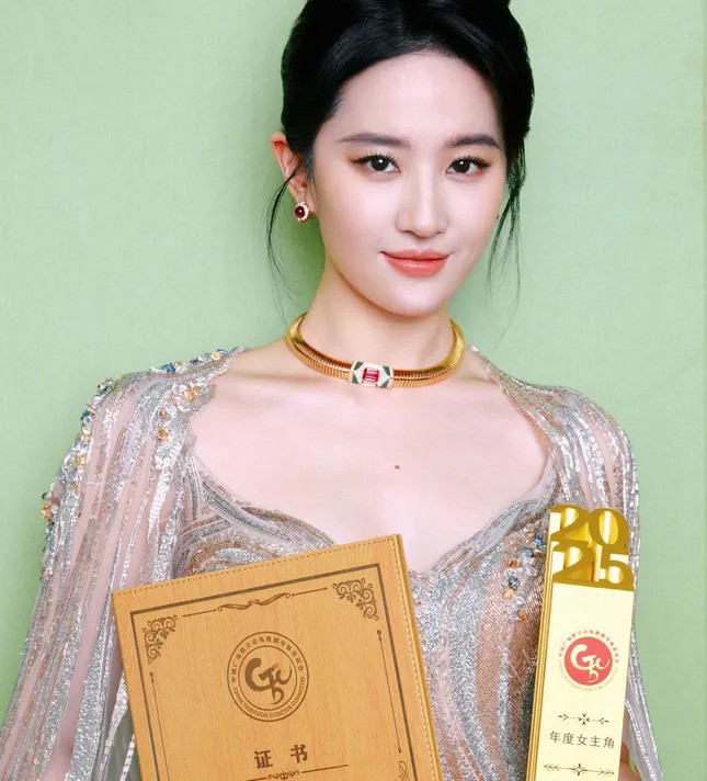 Lưu Diệc Phi và Dương Tử đang cạnh tranh giải Thị hậu Bạch Ngọc Lan.