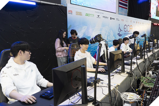 ECA 2025: Nhìn Lại Kết Quả Ngày Thi Đấu Khai Mạc Hai Bộ Môn LMHT Và Đột Kích 11