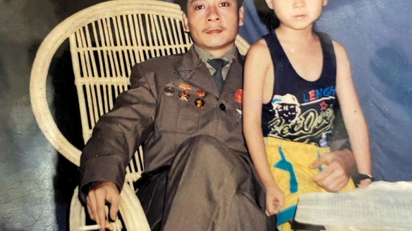 Diễn viên nhí gây sốt với những câu thoại "chất phát ngất": Từng là "thần đồng màn ảnh", giờ sống kín tiếng bên vợ con 26 Diễn viên nhí gây sốt với những câu thoại "chất phát ngất": Từng là "thần đồng màn ảnh", giờ sống kín tiếng bên vợ con duy1 1748331501750660625210 1748407104721 17484071048721054873484 1748490268247 17484902684081928988771