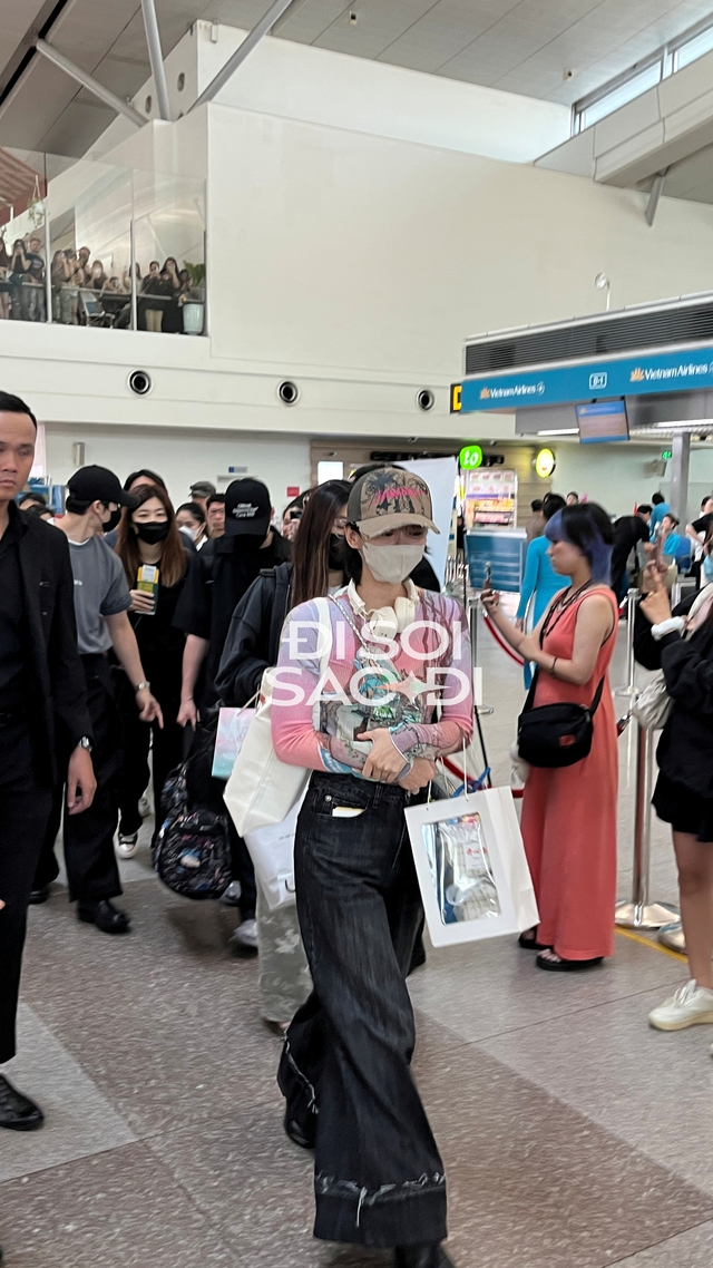 dxz-1758763516820-1758763517220971646093 "Chồng iu" Hứa Quang Hán khoe cơ bắp rắn rỏi chào tạm biệt fan Việt, mỹ nhân xứ Đài lộ dấu hiệu mệt mỏi ở sân bay dxz 1758763516820 1758763517220971646093