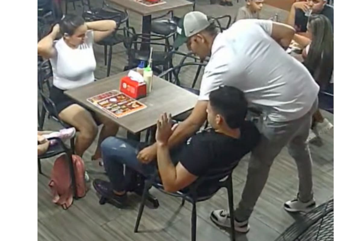 Clip sốc: Nam ca sĩ cùng thực khách bị dí súng, cướp sạch tài sản giữa nhà hàng- Ảnh 1.