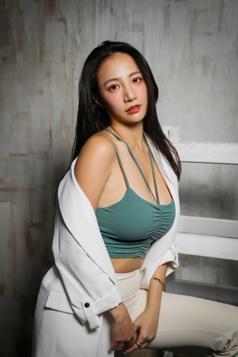 Mỹ nhân showbiz hết thời đi bán