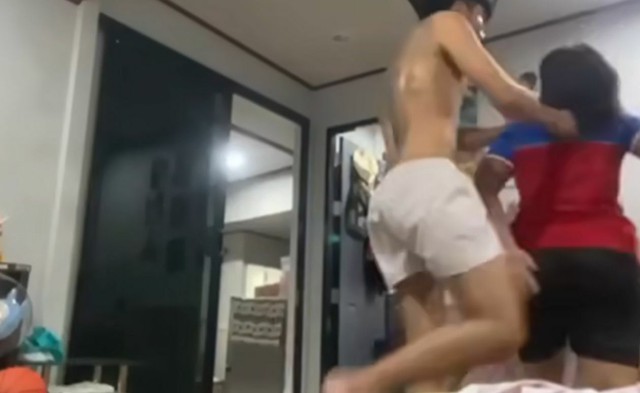 Người phụ nữ công khai đoạn clip bị chồng đánh đập tàn tệ, nhắn nhủ 1 câu với con gái- Ảnh 1. Người phụ nữ công khai đoạn clip bị chồng đánh đập tàn tệ, nhắn nhủ 1 câu với con gái- Ảnh 1.