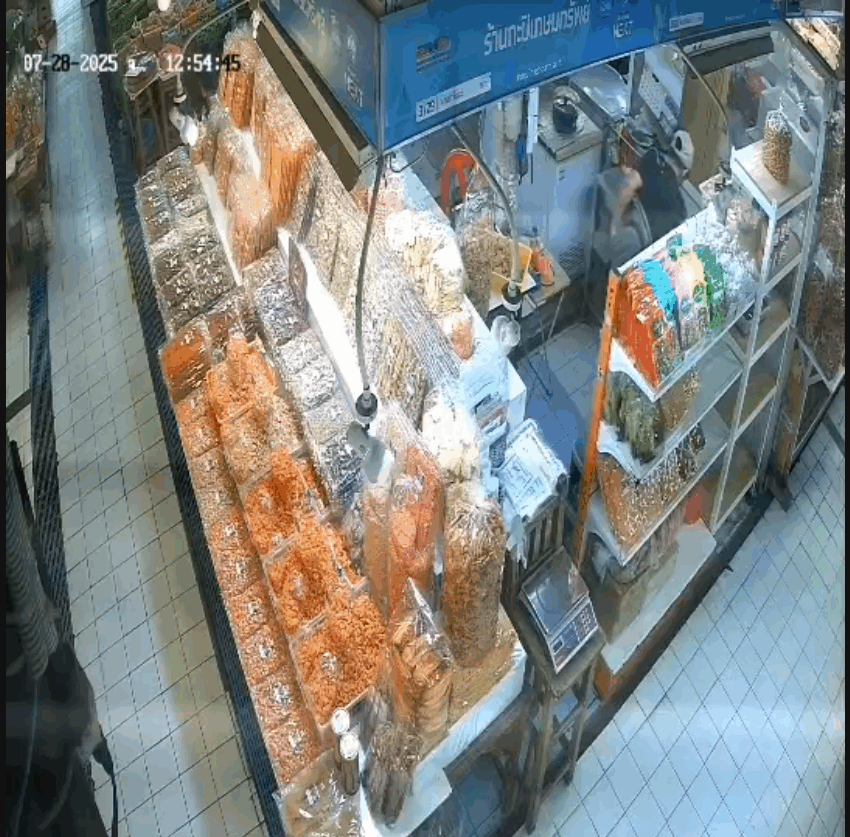 "Đừng bắn tôi, tôi không biết gì cả" – Lời van xin tuyệt vọng của nạn nhân trong vụ xả súng rúng động tại khu chợ Bangkok e0b8ade0b895e0b8811 1753691997604 17536919983251078668198