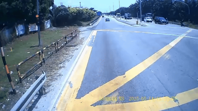 Đang đứng chờ đèn đỏ, xe máy bị xe tải tông từ đằng sau, camera ghi lại giây phút cuối đời của nạn nhân- Ảnh 1. Đang đứng chờ đèn đỏ, xe máy bị xe tải tông từ đằng sau, camera ghi lại giây phút cuối đời của nạn nhân- Ảnh 1.