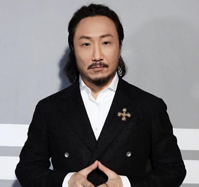 Chân dung “Thái tử showbiz” gia tài nghìn tỷ nhưng “mãi không chịu lớn”, keo kiệt tiền trợ cấp nuôi con- Ảnh 1.