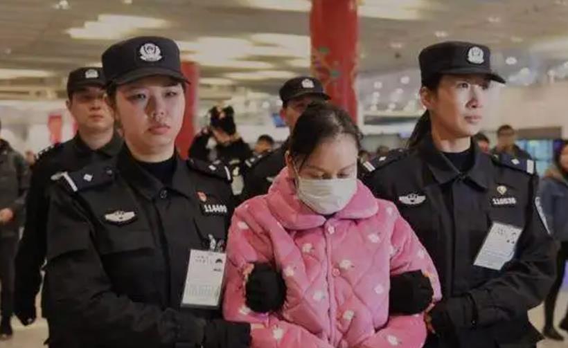 Người phụ nữ 7X chỉ học hết cấp 2 nhưng sở hữu 23 biệt thự, lái Mercedes-Benz đi làm: Cảnh sát điều tra phát hiện dòng tiền bất thường lên đến 5.260 tỷ đồng- Ảnh 2.